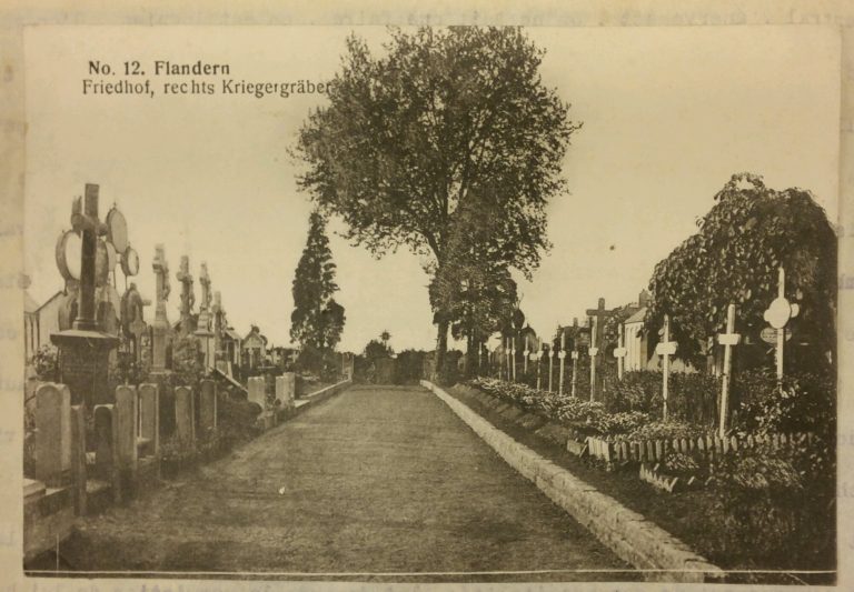 026 Flandres - Cimetière, tombes de guerre à droite